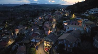 Ano Korakiana köyünün gece hava aracı görüntüsü Korfu Adası, Yunanistan