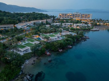 Yüksek açılı çekimler, lüks villaları, çok katlı otelleri, yemyeşil otelleri ve alacakaranlık saatlerinde sakin okyanus manzaralarını sergiliyor..