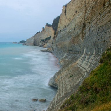 Çarpıcı bir sahil manzarası yüksekten uçan uçurumlar ve çarpan dalgalar manzaralı kıyı şeridi boyunca sakin bir atmosfer yaratıyor..