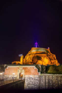 Eski bir kale, karanlık bir gece göğünün altında altın ışıkla yıkanır. Köprü, bayrak direğiyle kemer yoluna çıkar.. 