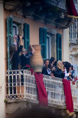 Korfu, korfu, Yunanistan. 23 Nisan 2022: İnsanlar balkonda toplanıyor, bazıları fotoğraf çekiyor, bir etkinlik sırasında.