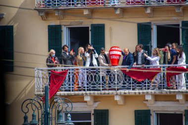 Korfu, korfu, Yunanistan. 23 Nisan 2022: Yunanistan 'ın Corfu Town kentinde düzenlenen geleneksel Paskalya Bayramı' na balkondaki insanlar katıldı. 