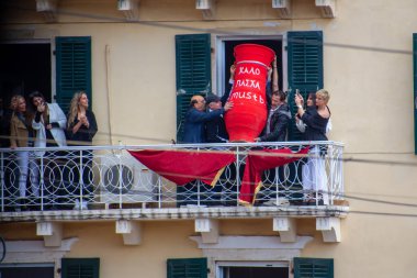 Bir grup insan Paskalya bayramını büyük kırmızı çömlek vazolarını pencereden atarak kutluyor..