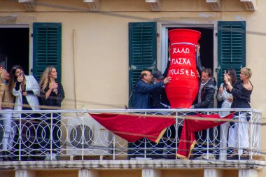 Korfu, korfu, Yunanistan. 23 Nisan 2022: Yunanistan 'ın Korfu kentinde düzenlenen Ortodoks Paskalya kutlamalarının bir parçası olan geleneksel 