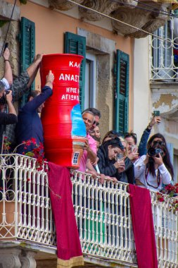 Akıllı telefonlar da dahil olmak üzere kameralı bir kalabalık balkondan büyük bir kırmızı kap fırlatılacak. Duruşmayı izleyin..