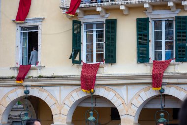 Bir bina, dekore edilmiş pencereleri ve içerideki hayata göz attığı eşsiz bir mimari görünüme sahiptir. Sahne, kültür ve tasarımı birleştirir.