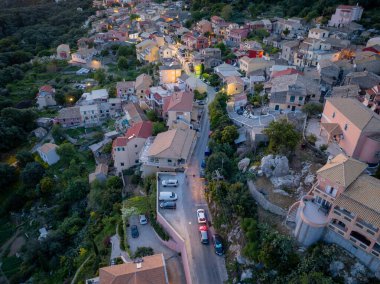 Bu hava görüntülerinde renkli binalar, dolambaçlı yollar ve alacakaranlıktaki yemyeşil bitki örtüsü ile ilginç bir Avrupa köyü sergileniyor..