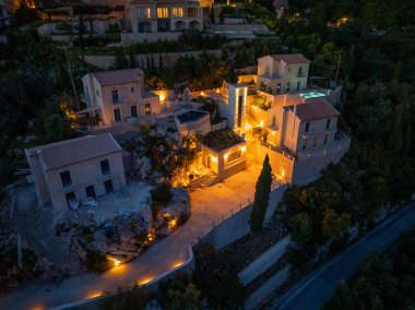 Korfu, korfu, Yunanistan. 20 Nisan 2025: Hırvatistan 'ın Dubrovnik kentinde alacakaranlıkta aydınlatılmış yamaç kenarındaki evler.