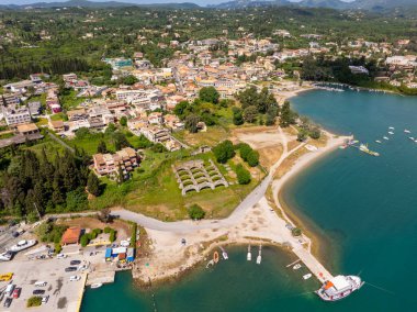 Mimari harabeler, sahil ve liman da dahil olmak üzere deniz kenarındaki yerleşim yerinin genel görünümü yemyeşil ile çevrilidir..