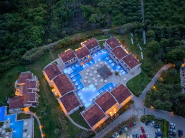 Havadan çekilen bu resim, canlı havuzları ve lüks, sakin bir ortamda klasik mimarisi olan bir tatil beldesini vurguluyor..