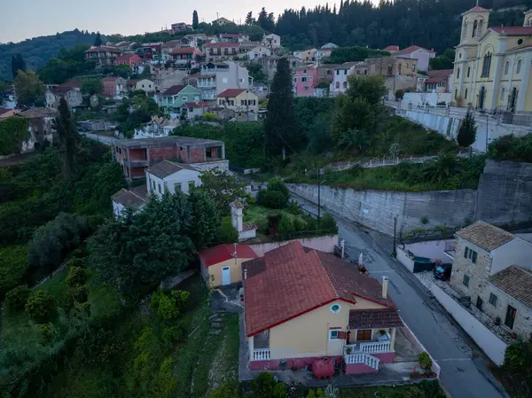 Bir yamaçta yuva yapmış tuhaf bir Avrupa köyü renkli evler, bir kilise ve bol yeşillik barındırıyor ve resim gibi bir manzara yaratıyor..