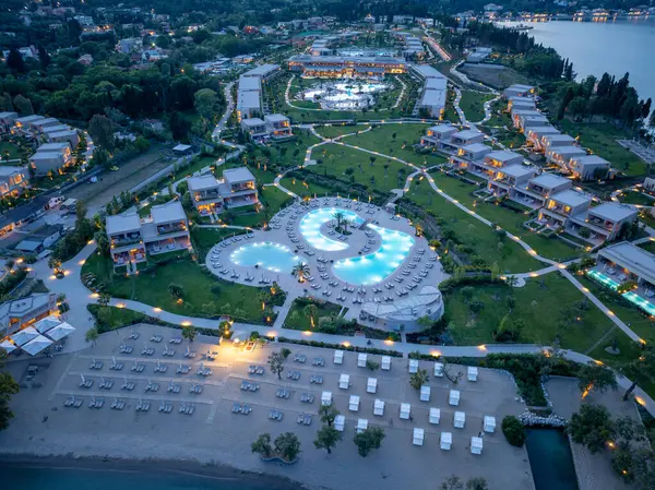 Hava görüntülerinde, eşsiz şekilli, aydınlık bir havuzu, villaları ve alacakaranlıkta sıralanmış güneş pansiyonlarıyla muhteşem bir sahil beldesi sergileniyor..