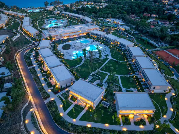 Havadan bakıldığında lüks bir tatil köyü görünüyor. Sergide birden fazla havuz, modern binalar, yemyeşil yemyeşil ve davetkar ışıklandırma yer alıyor..