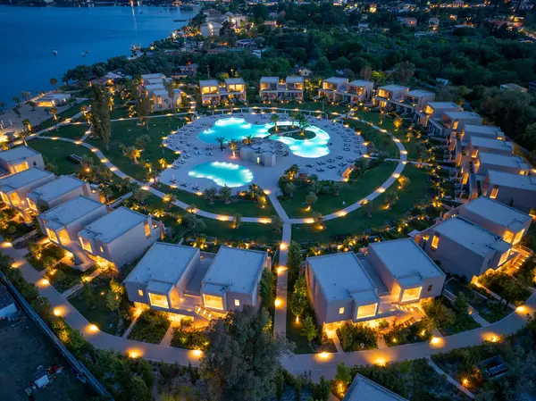 Havadan çekilen görüntüler, büyük bir havuz, modern villalar, verimli yeşillikler ve gece çevresindeki aydınlatmaların yer aldığı muhteşem bir tatil beldesini gözler önüne seriyor..