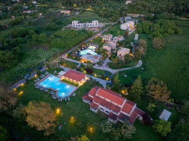 Güzel bir tatil köyü çeşitli villalar, yüzme havuzları ve yeşil peyzaj ile görülebilir. Huzurlu ve davetkar bir sahne..