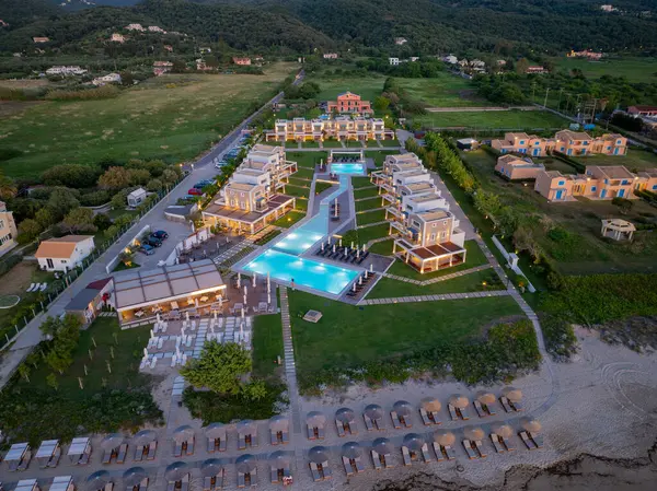 Havadan çekilen görüntülerde birden fazla havuz, lüks villalar, manzaralı yerler ve sahil kenarındaki rahatlama tesisleri yer alıyor..