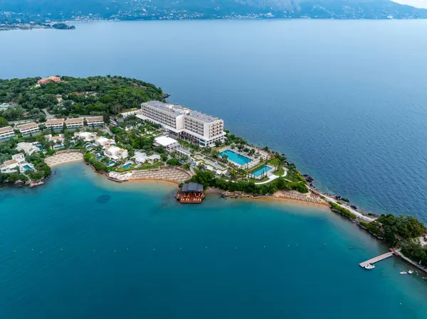 Yeşil bir yarımadada el değmemiş plajları, turkuaz suları ve zarif mimarisi olan gösterişli bir sahil beldesi..