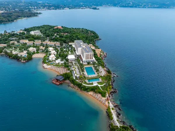 Bir yarımadada tatil köyünü gösteren havadan çekilmiş bir fotoğraf. Arazide havuzlar, plajlar yer alıyor ve büyüleyici mavi sular tarafından çerçeveleniyor..