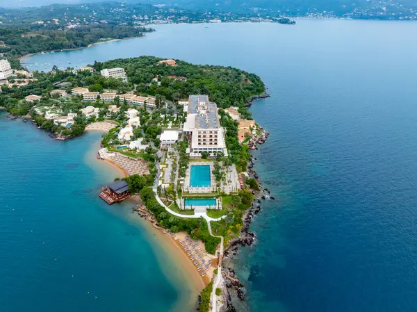 Hava manzaralı bir otel, özel villalar, havuzlar ve canlı mavi bir su manzarasına karşı kurulmuş el değmemiş plajları olan lüks bir sahil beldesi yakalıyor..