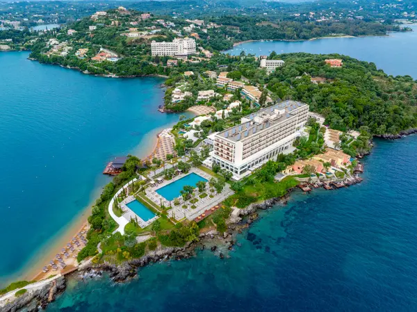 Havadan bakıldığında bir yarımadada yuva yapmış lüks bir tatil köyü görülüyor. Tatil köyünde havuzlar, bir plaj ve turkuaz deniz vardır..