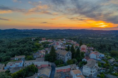 Hava manzarası, etrafındaki ağaçlar ve tepelerle uyumlu bir köy olduğunu gösteriyor. Günbatımı akşam gökyüzünde canlı renkler çizer..