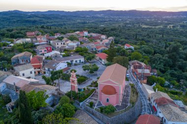 Görkemli bir vadiye yerleşmiş huzurlu bir köy, göz alıcı bir kilise ve huzurlu bir ortam içeriyor..