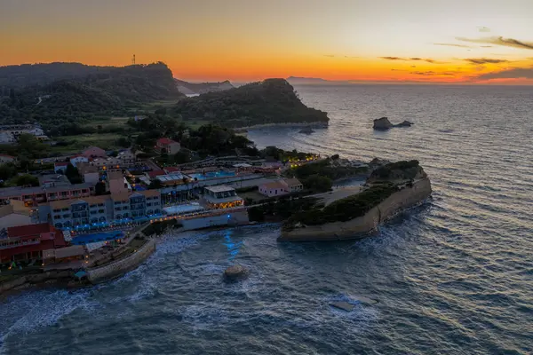Büyüleyici bir hava manzarası, sakin binaların gün batımında çalkantılı denizle buluştuğu sahile tutunarak bir cennet oluşturan villaları yakalıyor..