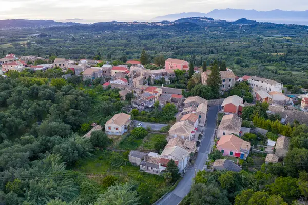 Büyüleyici bir hava çekimi, renkli binaların yoğun yeşillikler ve uzak tepeler arasında yuva yaptığı büyüleyici bir Avrupa köyünü gözler önüne seriyor..