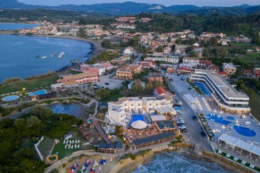 Sahil kasabasına bakan manzaralı tatil beldeleri, plajları ve dağları sakin ve pitoresk bir Akdeniz tatil ortamı yaratıyor..