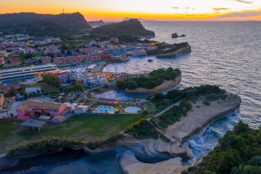 Gün batımında yukarıdan çekilen pitoresk bir sahil beldesi kumsallarını, uçurumlarını ve çevresini çevreleyen doğal ortamını gözler önüne seriyor..