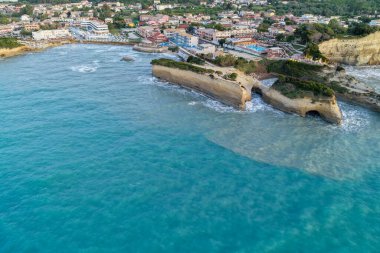 Hava manzarası büyüleyici uçurumları, turkuaz denizi ve canlı mimarisi olan büyüleyici bir kıyı kasabasını yakalar. Sakin bir kaçış..