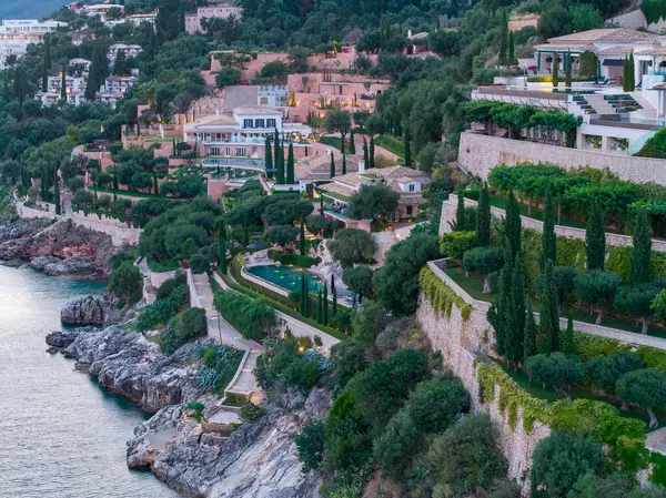 Resmedilmeye değer bir tepelik villa, taştan yollar, yemyeşil bahçeler, okyanus manzaraları ve klasik mimari ile sarmalanmış. Huzurlu kaçış yeri.