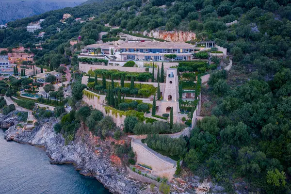 Kıyıya bakan bu arazi, modern mimariyi yeşil bir manzara ve klasik mimari ayrıntılarla birleştirir. Huzurlu ve lüks kaçış.