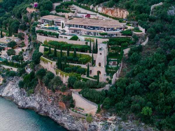 Bu hava görüntüsü, manzaralı teraslar, mimari detaylar ve okyanusun kenarına bakan geniş bir sahil bölgesini yakalıyor..