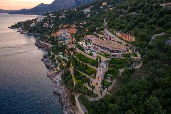 Dik bir uçurumun üzerine inşa edilmiş villaların havadan görünüşü denize açılıyor. Teraslı bahçeler, havuzlar ve gün batımı manzaraları doğal bir ortamda..