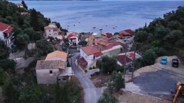 Gece Kaminaki Sahili: Aydınlanmış Köyle Serene Corfu Sahil Hattı Bir Yunan Adası Akşamı Huzurlu Ortamı Yakalıyor