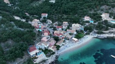 Gece Kaminaki Sahili: Aydınlanmış Köyle Serene Corfu Sahil Hattı Bir Yunan Adası Akşamı Huzurlu Ortamı Yakalıyor