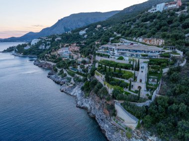 Sahilde yaşamanın güzelliğini gözler önüne seren, denizin yanındaki ağaçlarla kaplı bir yamaçta lüks bir malikane bulunmaktadır..