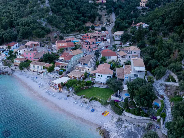 Sahili kaplayan binaların, çakıl taşı plajların ve yeşil manzaraların bulunduğu pitoresk bir köy. Huzurlu bir sahil atmosferi yaratıyor..