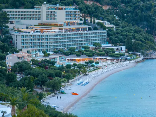 Geniş, çok katlı bir otel kompleksi beyaz güneşli kumlu bir kumsalın yanında, yemyeşil suların ortasında, sakin, mavi suların sınırında yer alır..