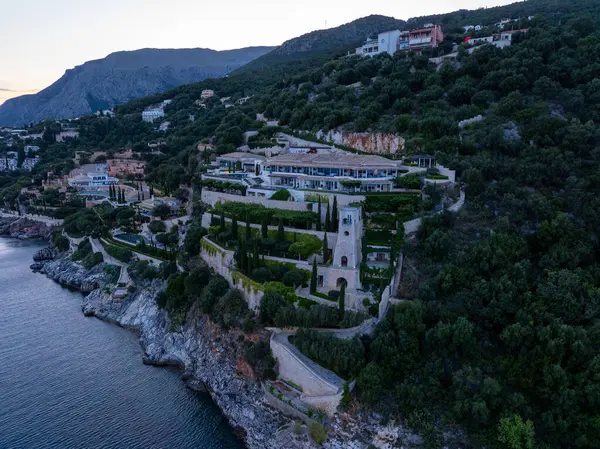 Uçurumun kenarında, verimli bitki örtüsü ve okyanus manzarasıyla çevrili etkileyici bir sahil villası. Sakin, lüks ve tenha..