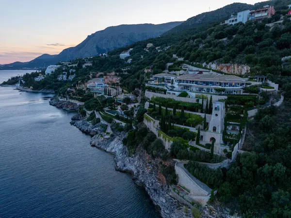 Uçuruma bakan lüks villaların havadan görünüşü, yemyeşil yemyeşil ve sakin bir ufukla kusursuz bir şekilde harmanlanıyor..