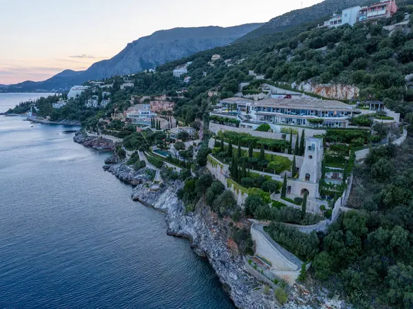 Sahilde yaşamanın güzelliğini gözler önüne seren, denizin yanındaki ağaçlarla kaplı bir yamaçta lüks bir malikane bulunmaktadır..