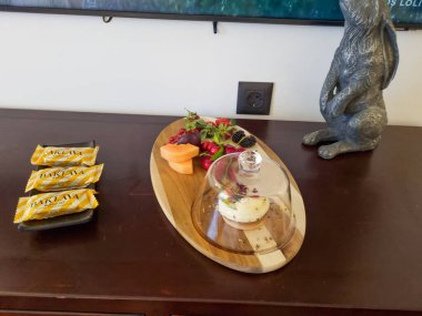 Tatlılar, meyveler ve hoş bir toplantı için mükemmel dekoratif heykel içeren ahşap bir yüzeyde hoş bir düzenleme..