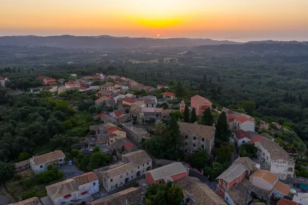 Gün batımında yemyeşil bir ortamda yuva yapmış manzaralı bir köy, sakin bir ortamda klasik mimari ve çarpıcı doğal güzellikte resmediliyor..