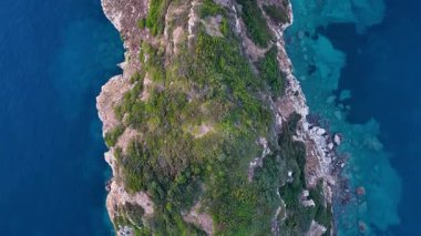 Korfu Sahili 'nin Çiğ Güzelliği: Engebeli Uçurumların Nefes Kesen Hava Bakış Açısı, Bereketli Yeşillik ve Derin Turkuaz Suları Yukardan Gelmeyen Doğa, Seyahat ve Yaban Hayatı Teması İçin Mükemmel