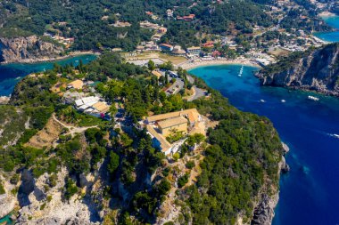 İnsansız hava aracının Yunanistan 'ın Korfu adasındaki tarihi Paleokastritsa Manastırı manzarası. Arka planda ünlü plaj ve körfez var. Kültür, tarih ve doğal güzelliğin mükemmel bir karışımı.