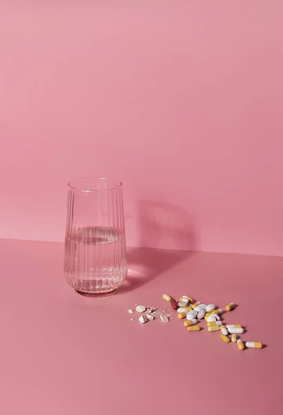 Bicchiere Acqua Mucchio Pillole Tavolo Benessere Concetto Medicina — Foto Stock