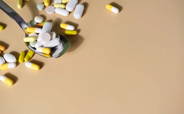 Pílulas Coloridas Numa Colher Bem Beign Conceito Medicina — Fotografia de Stock