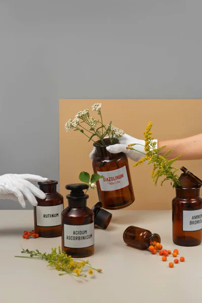 Ιατρική Ευεξία Έννοια Ιατρικά Βάζα Χάπια Και Λουλούδια Ένα Τραπέζι — Φωτογραφία Αρχείου